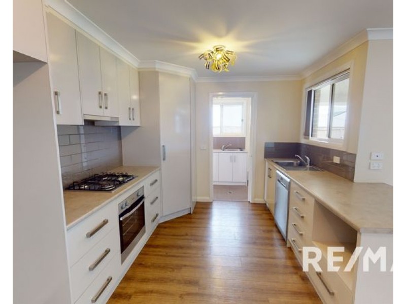 13 Hilton Pl, Junee NSW 2663