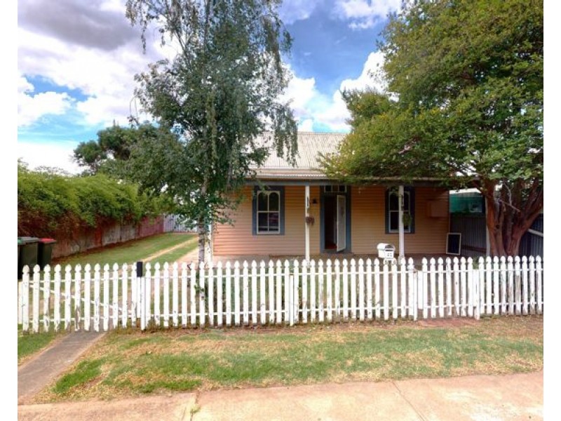 56 Broadway, Junee NSW 2663