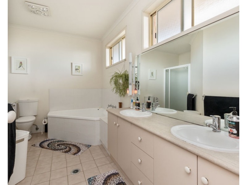 33 Kinvara Drive, Junee NSW 2663