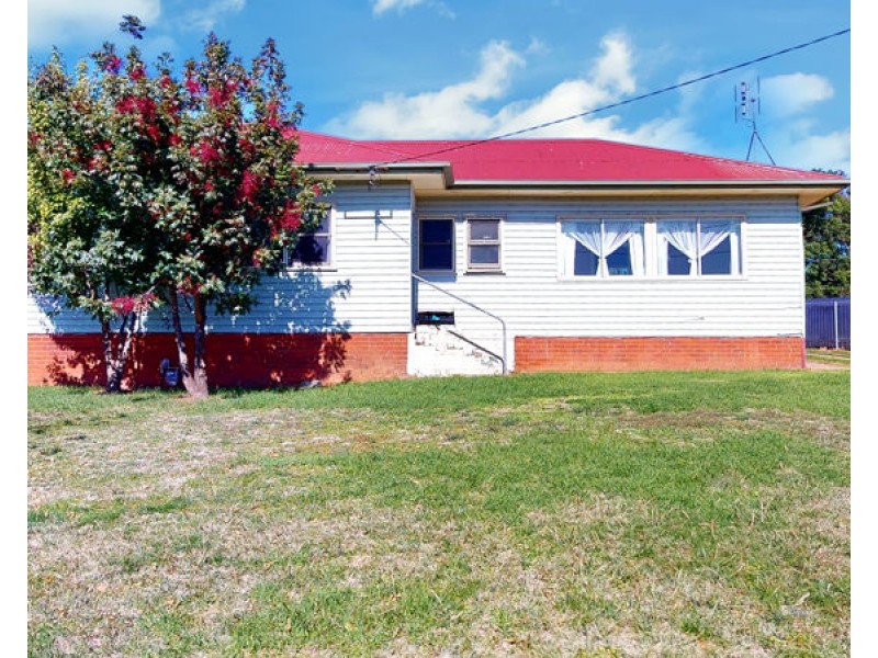 17 Robert Street, Junee NSW 2663
