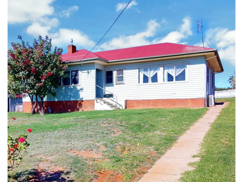 17 Robert Street, Junee NSW 2663