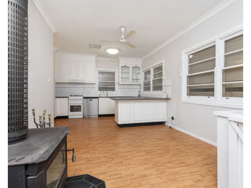 10 Anzac Avenue, Junee NSW 2663