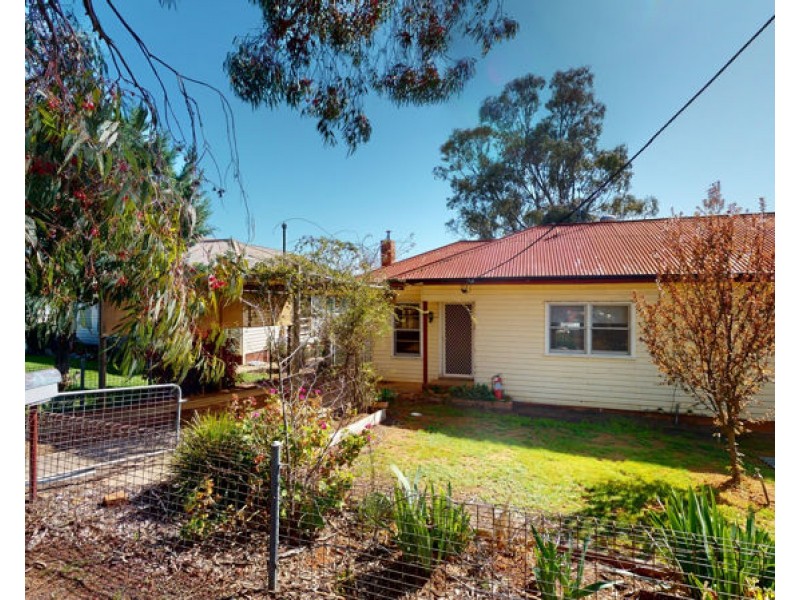 16 Robert Street, Junee NSW 2663