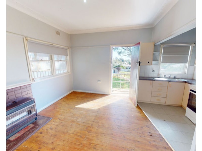 16 Robert Street, Junee NSW 2663