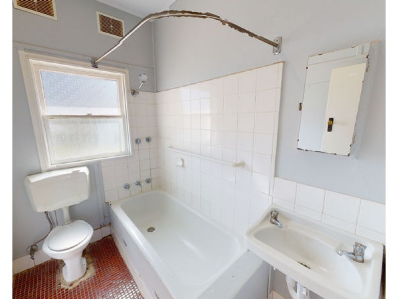 16 Robert Street, Junee NSW 2663