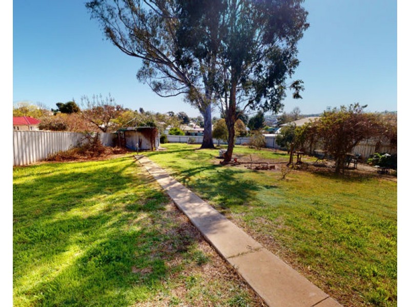 16 Robert Street, Junee NSW 2663