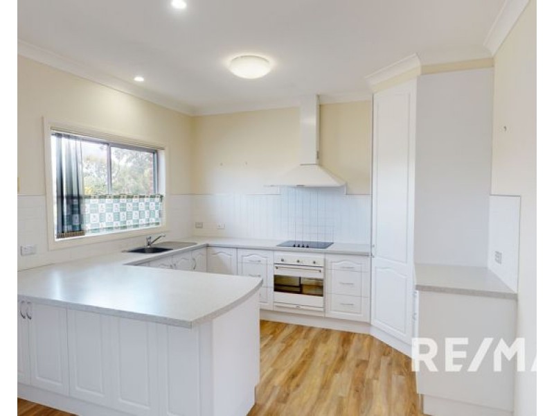 2/6 Banksia Place, Junee NSW 2663