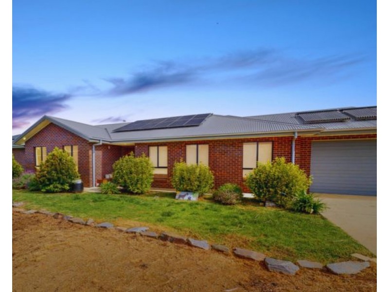 8 Smythe Rd, Junee NSW 2663