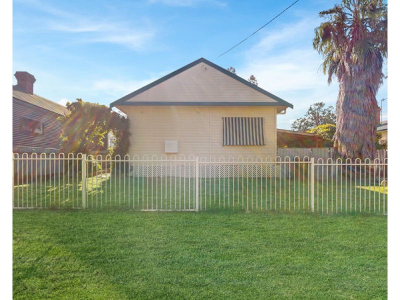 23 Railway Pde, Junee NSW 2663