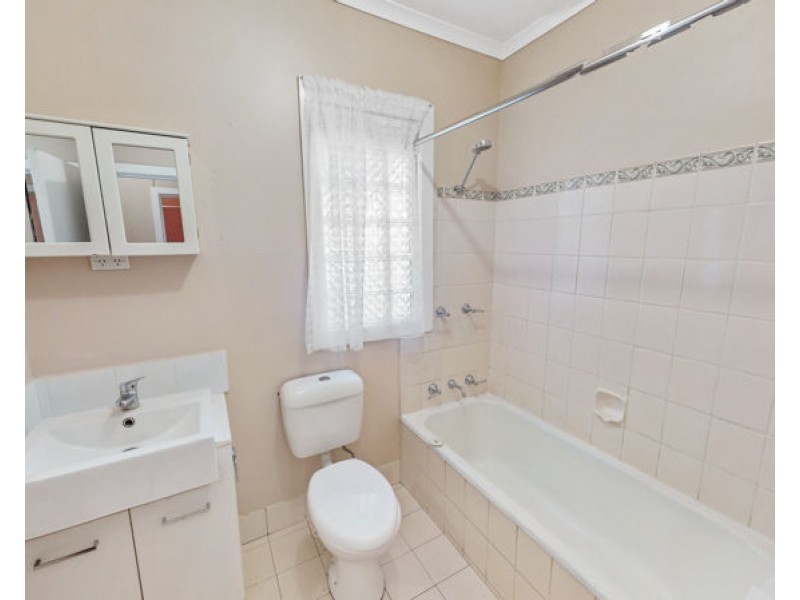 23 Railway Pde, Junee NSW 2663