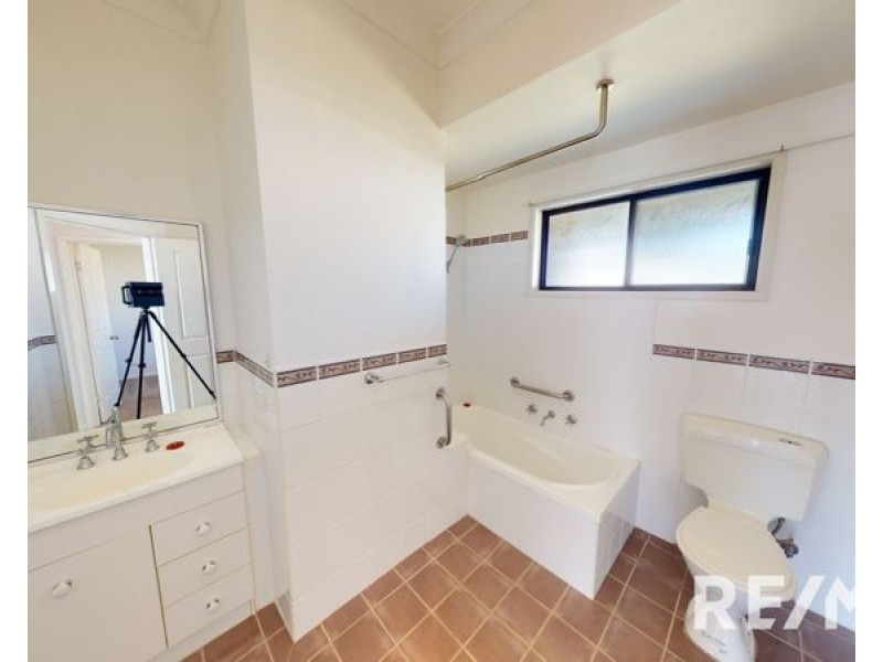 1/27 Railway Parade, Junee NSW 2663