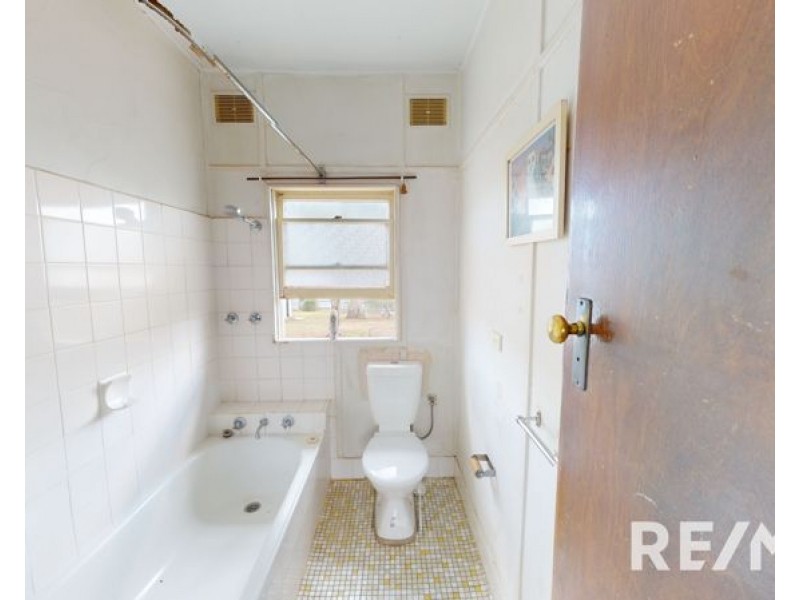 18 Robert Street, Junee NSW 2663