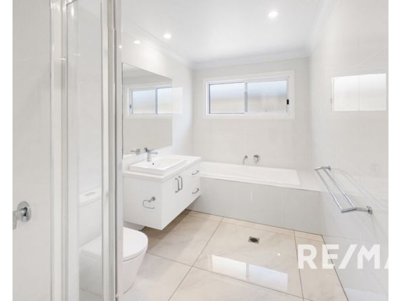 8/37 Waratah Dr, Junee NSW 2663