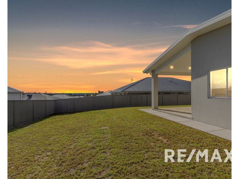 22 Hayes Crescent, Junee NSW 2663