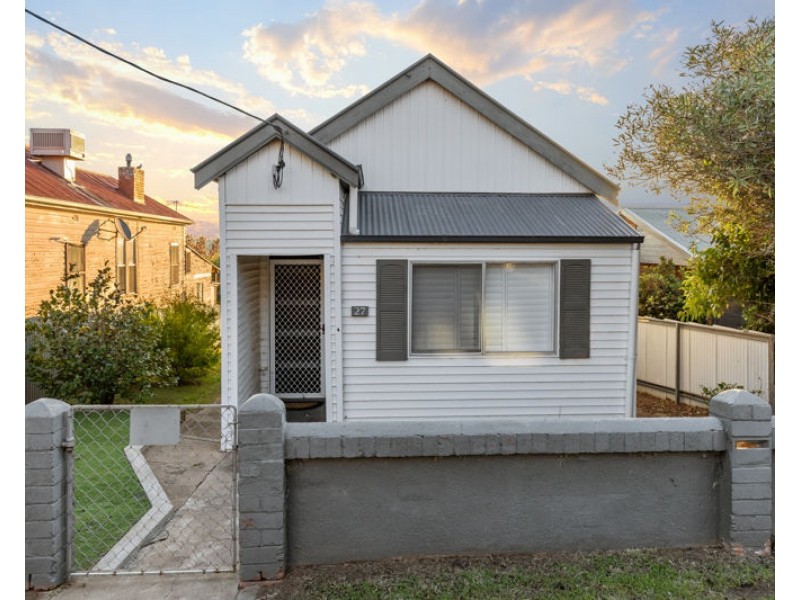 27 Commins Street, Junee NSW 2663