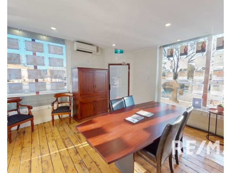 6 Humphrys, Junee NSW 2663