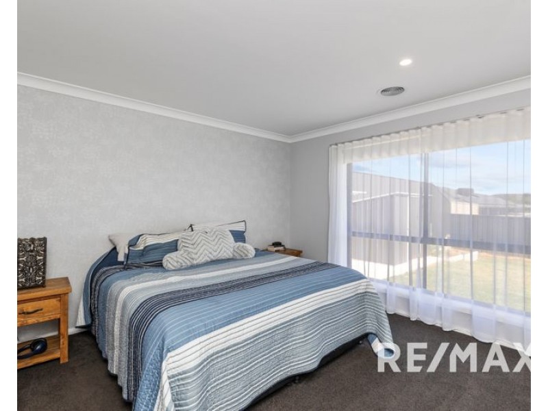 12 Hayes Crescent, Junee NSW 2663