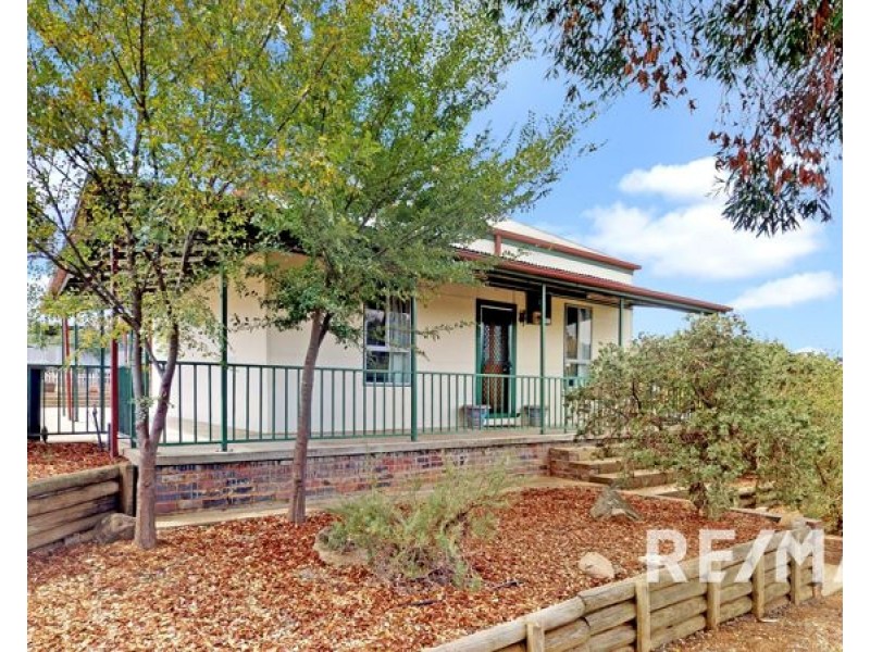 9 Earl Street, Junee NSW 2663