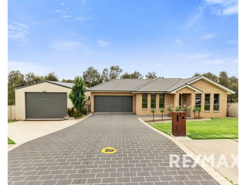 27 John Potts Drive, Junee NSW 2663
