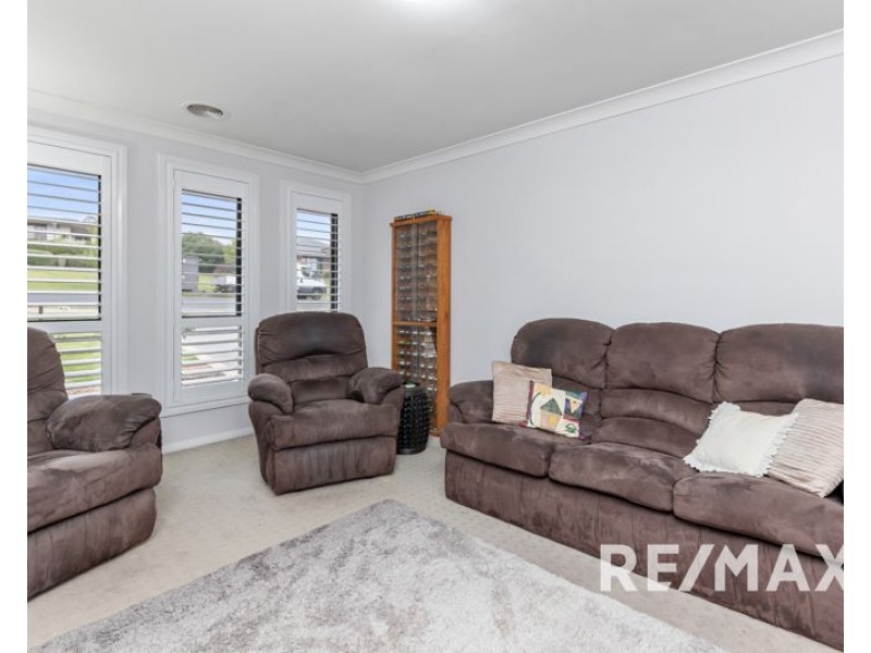 27 John Potts Drive, Junee NSW 2663