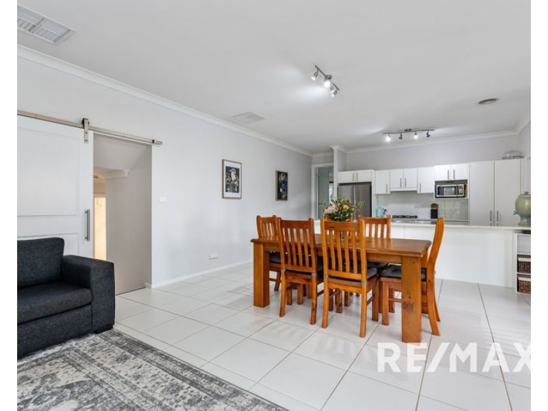 27 John Potts Drive, Junee NSW 2663
