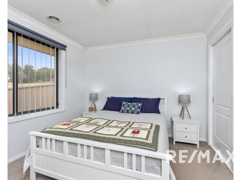 27 John Potts Drive, Junee NSW 2663