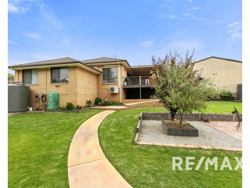 27 John Potts Drive, Junee NSW 2663