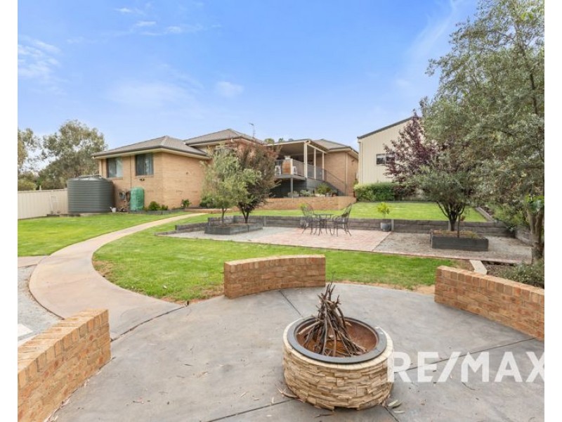 27 John Potts Drive, Junee NSW 2663