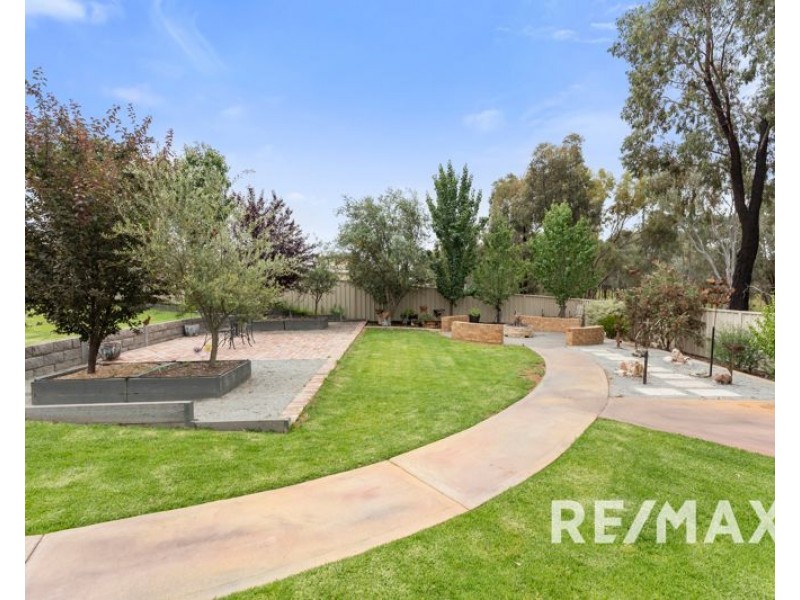 27 John Potts Drive, Junee NSW 2663