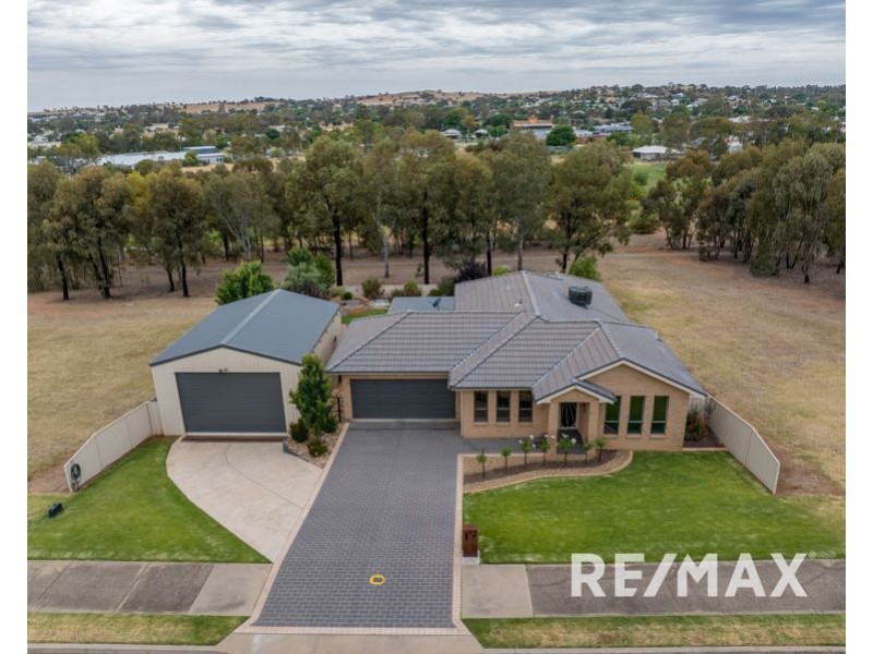 27 John Potts Drive, Junee NSW 2663