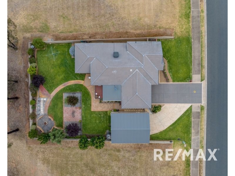 27 John Potts Drive, Junee NSW 2663