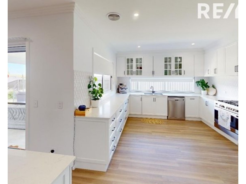16 Hayes Crescent, Junee NSW 2663