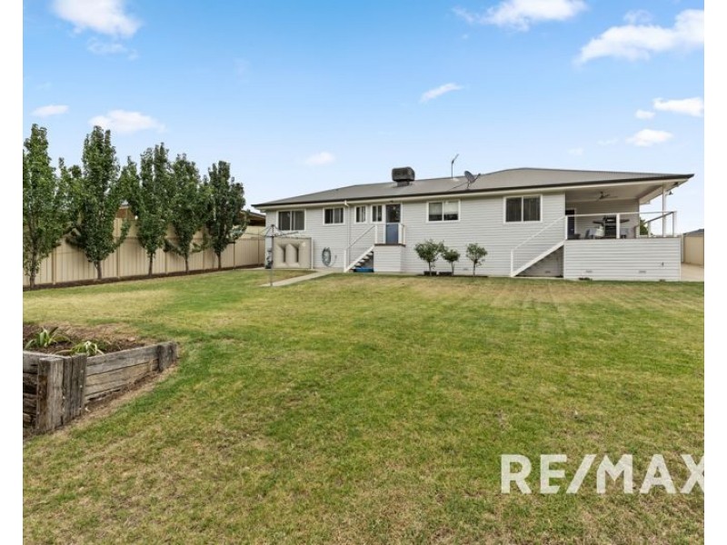 37 John Potts Drive, Junee NSW 2663
