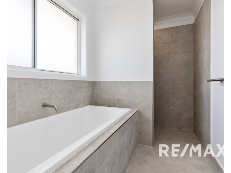 1 & 2 /24 Hilton Place, Junee NSW 2663