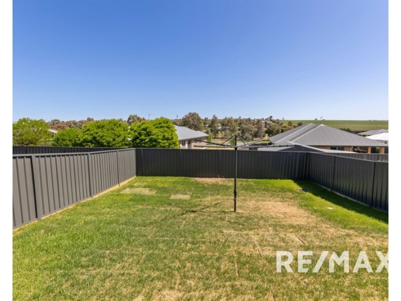 1 & 2 /24 Hilton Place, Junee NSW 2663