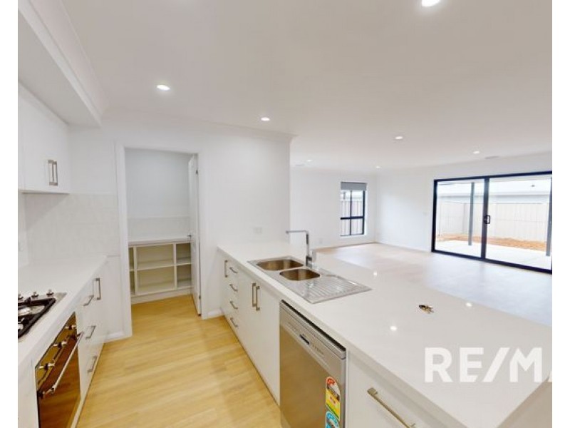 2/84 John Potts Drive, Junee NSW 2663