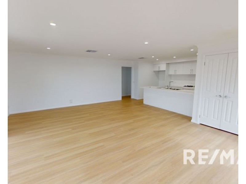 2/84 John Potts Drive, Junee NSW 2663