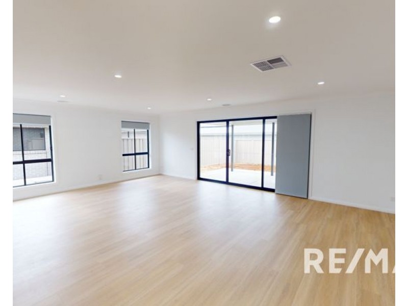 2/84 John Potts Drive, Junee NSW 2663