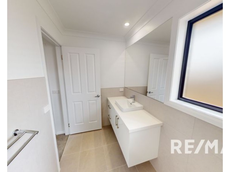 2/84 John Potts Drive, Junee NSW 2663