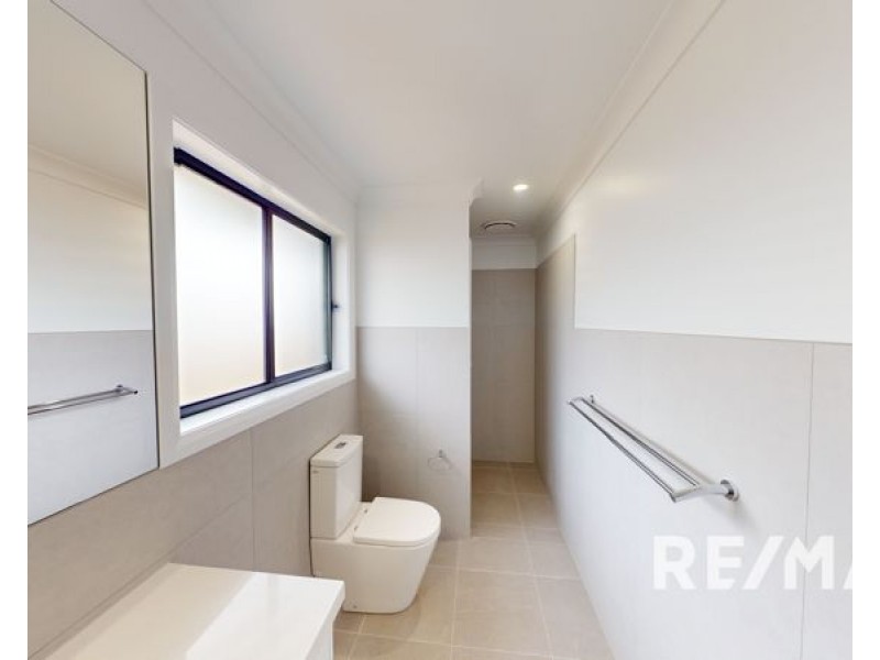 2/84 John Potts Drive, Junee NSW 2663
