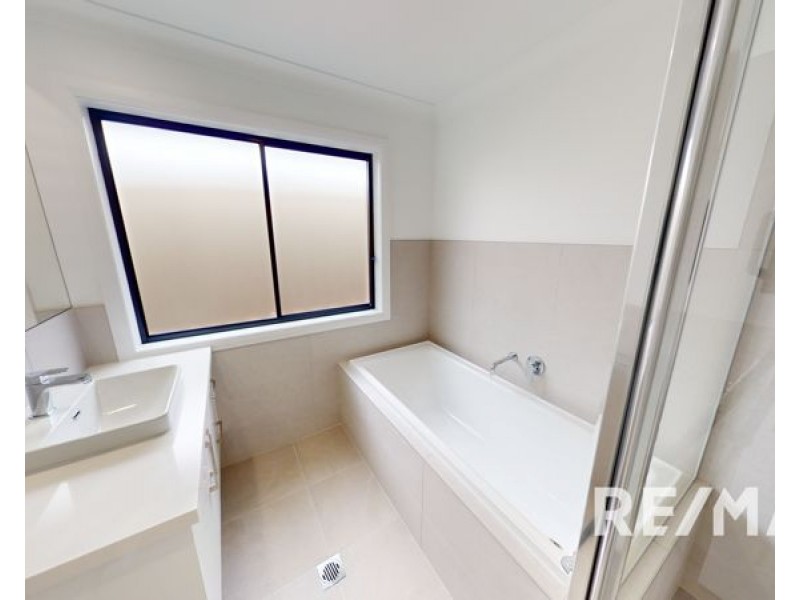 2/84 John Potts Drive, Junee NSW 2663