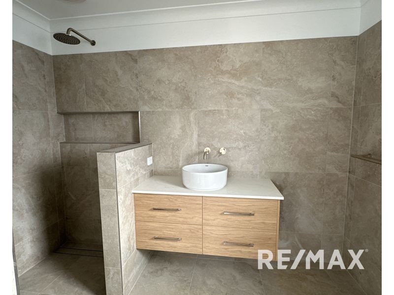 1& 2/ 26 Hilton Place, Junee NSW 2663