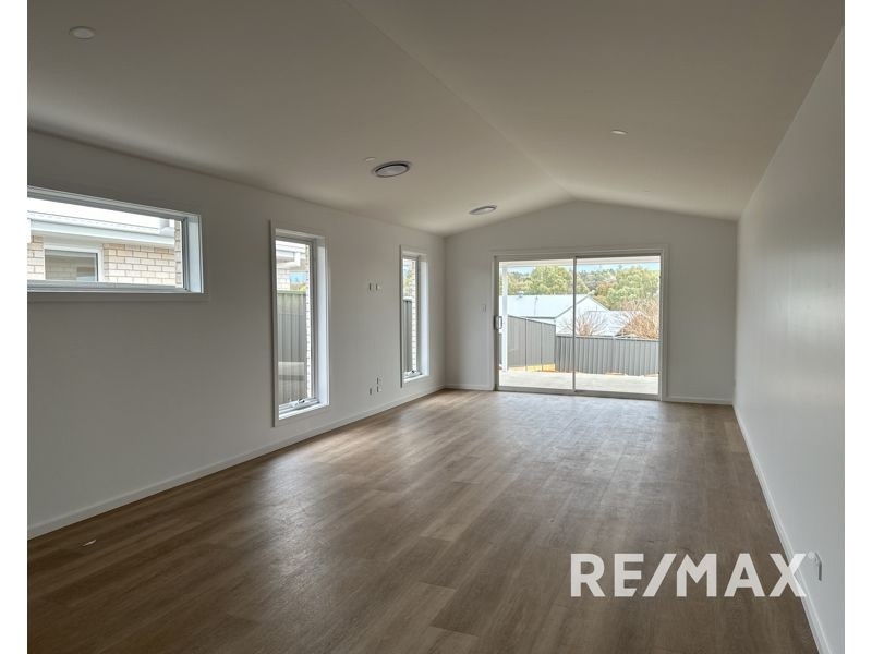 1& 2/ 26 Hilton Place, Junee NSW 2663