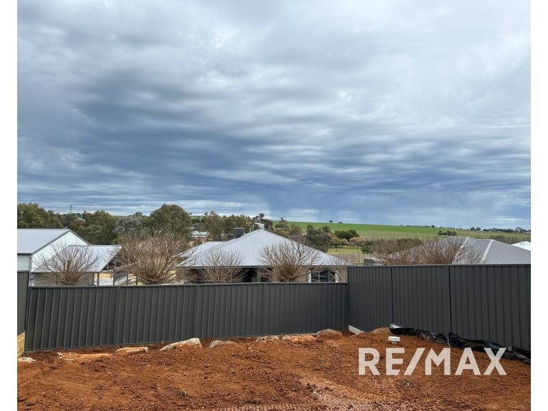 1& 2/ 26 Hilton Place, Junee NSW 2663