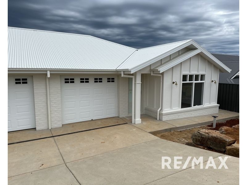 1& 2/ 26 Hilton Place, Junee NSW 2663
