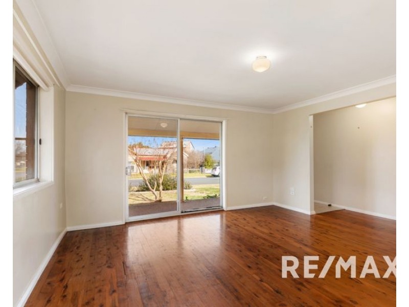 77 Regent Street, Junee NSW 2663