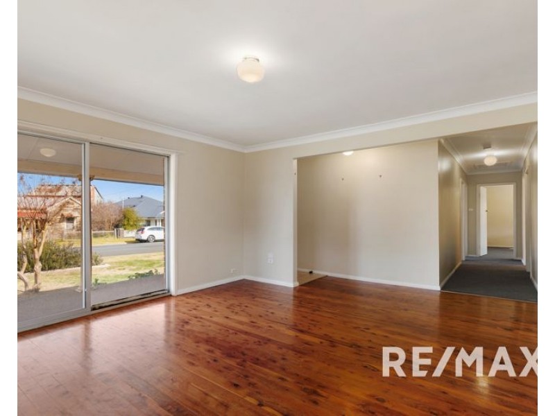77 Regent Street, Junee NSW 2663