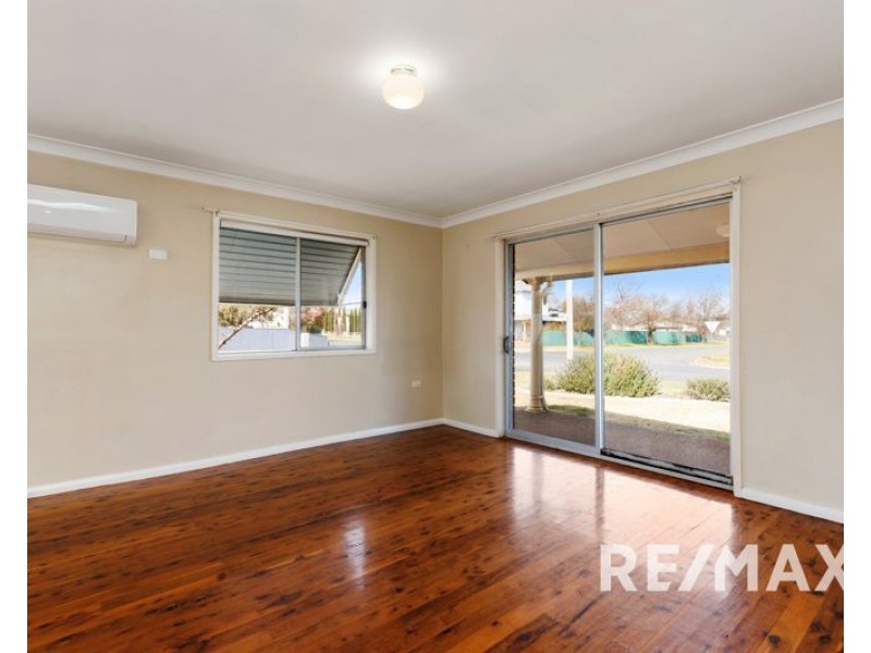 77 Regent Street, Junee NSW 2663
