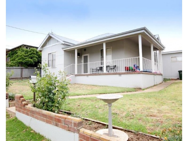 60 Commins  St, Junee NSW 2663