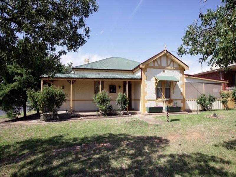 18 Hammond Street, Junee NSW 2663